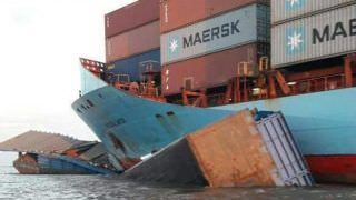 Empurrador de balsas afunda após colisão com navio e nove pessoas estão desaparecidas