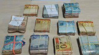 Idosa é detida com R$ 24 mil e dinheiro seria de traficante, diz polícia