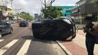 Colisão entre veículos causa capotamento na Avenida Djalma Batista, em Manaus