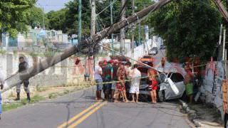 Taxista suspeito de assaltar passageiras colide carro em poste durante fuga em Manaus