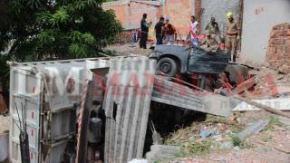 Duas pessoas ficam feridas após caçamba invadir casa na Zona Leste de Manaus