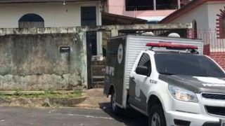 Homem é achado morto com tiros no olho e ouvido em quintal de casa na Zona Oeste de Manaus
