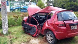 Mulher fica presa às ferragens ao colidir carro em poste na Zona Oeste de Manaus