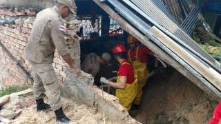 Irmãos morrem soterrados após casa ser atingida por deslizamento de terra em Manaus