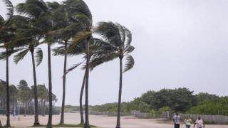 Ventos com força de furacão começam a atingir a Flórida