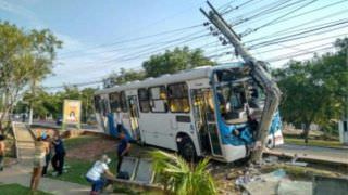 Ônibus perde controle e colide em poste na Zona Oeste de Manaus