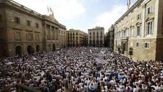 Milhares de espanhóis pedem unidade e diálogo para solucionar conflito catalão