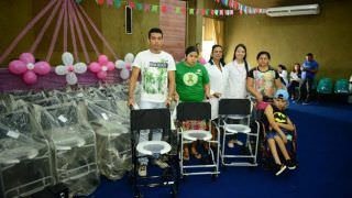 FPS entrega cadeiras de banho para pacientes do Centro de Reabilitação da Policlínica Codajás