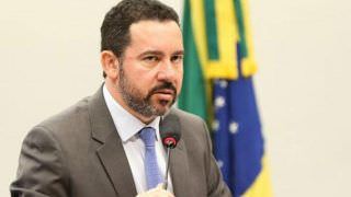 Ministro diz que Brasil não tem navios para defender sua costa