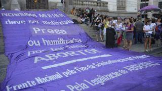 Mulheres protestam contra PEC que pode proibir todas as formas de aborto no país