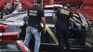 Garotinho deixa quartel dos bombeiros rumo a presídio em Benfica