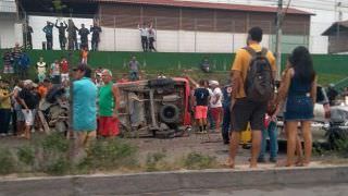 Homem morre e cinco pessoas ficam feridas em acidente entre quatro veículos, em Manaus