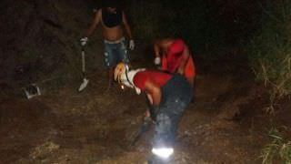 Homem é encontrado de cabeça para baixo em cova rasa, na Zona Norte de Manaus