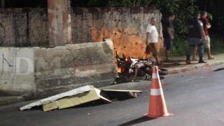 Adolescente cai de moto e tem cabeça esmagada por carreta, em Manaus