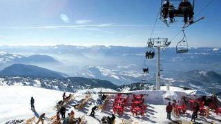 Pane em teleférico deixa 100 pessoas presas em estação de esqui na França
