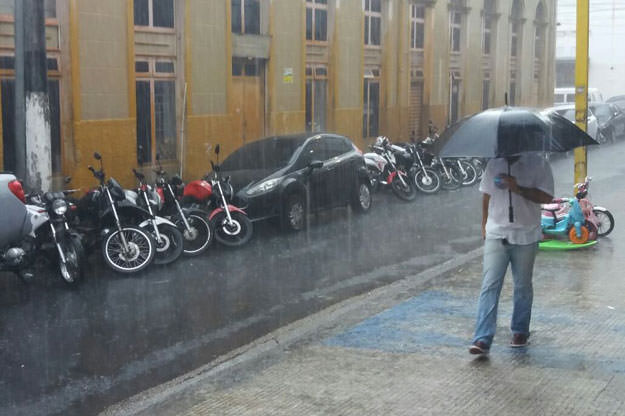 Prefeitura atende três ocorrências de chuva na manhã desta segunda-feira (6)