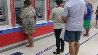 Agências bancárias têm hoje horário especial