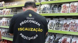 Procon-AM apreende produtos sem condições de consumo em supermercado na Zona Centro-Sul de Manaus