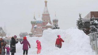 Neve paralisa Moscou, causa morte e atrasa dezenas de voos