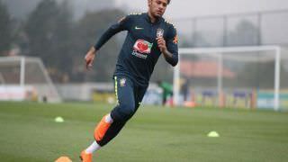 Neymar participa de atividade física no campo com outros jogadores