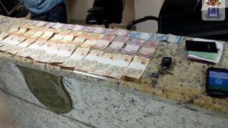 Dois homens são presos com R$ 950 em notas falas, no bairro Compensa