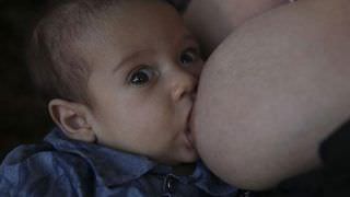 Pediatras brasileiros criticam investida dos EUA contra amamentação