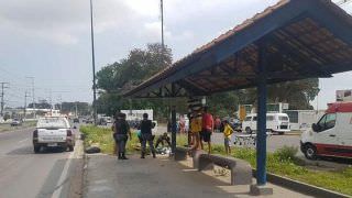 Idoso morre atropelado após carro invadir ponto de ônibus, em Manaus