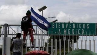 Polícia hondurenha impede centenas de migrantes de chegar à Guatemala