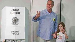 Ciro Gomes, presidenciável do PDT, vota em um colégio de Fortaleza