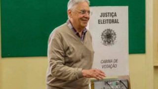 Após votar, FHC evita dizer quem prefere no 2º turno