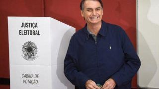 Bolsonaro deixa sua residência para votar em escola da vila militar no Rio