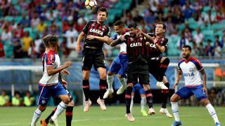 Com dois gols anulados pelo VAR, Bahia perde do Atlético-PR na Sul-Americana