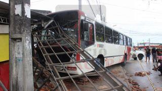 Após invadir parada, ônibus mata missionário e deixa três feridos em Manaus