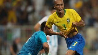 Brasil joga mal, mas bate Argentina em amistoso com gol de Miranda nos acréscimos