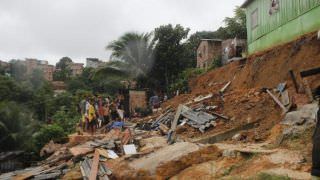 Família escapa ilesa após desabamento de casa na Zona Norte de Manaus