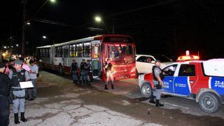 Tiroteio entre bandidos termina com suspeito morto dentro de ônibus, em Manaus