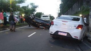 Tenente da Aeronáutica dorme ao volante e capota carro após atingir táxi estacionado