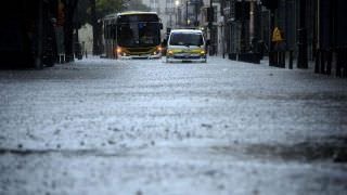 Temporal deixa Rio alagado e prefeitura decreta estágio de crise