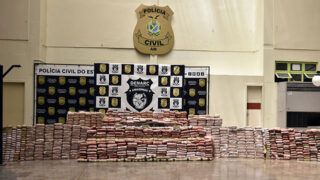 Mais de uma tonelada de skunk é apreendida em praia de Manaus