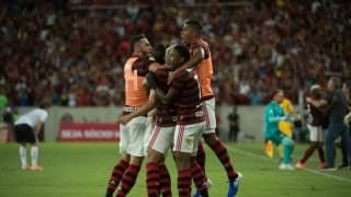 Rodrigo Caio marca nos acréscimos e Fla vence o Athletico-PR de virada
