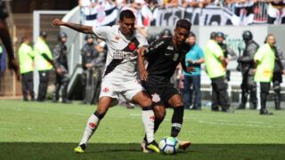 Em Manaus, Vasco enfrenta o Corinthians para deixar lanterna no Brasileirão