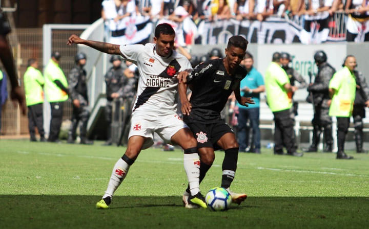 Em Manaus, Vasco enfrenta o Corinthians para deixar lanterna no Brasileirão