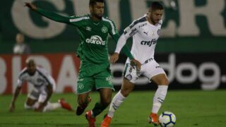 Palmeiras vence Chapecoense fora de casa e segue isolado no Brasileirão