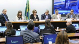 Professor defende aumentar em 5 vezes investimento em escolas públicas