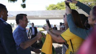 Bolsonaro diz que Legislativo quer deixá-lo como rainha da Inglaterra