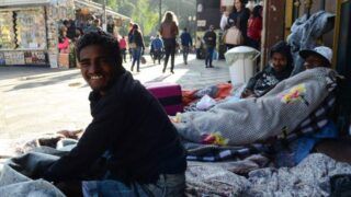 Campanha solidária transforma meias usadas em cobertores