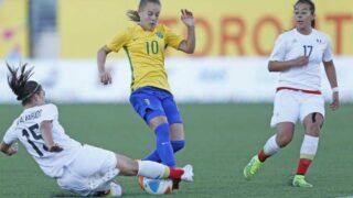 Mulheres relatam histórias de preconceito ao jogarem futebol nas ruas