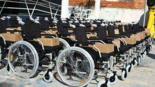 Seped entrega cadeiras de rodas em Parintins