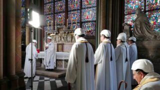 Dois meses após incêndio, Notre-Dame tem primeira missa