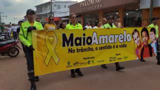 Cerca de 500 pessoas participam de caminhada em alusão 'Maio Amarelo'